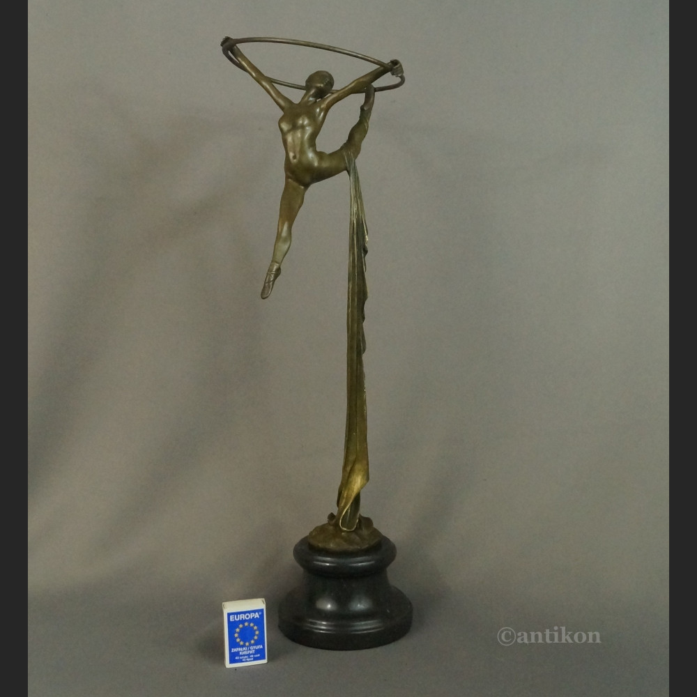 Duża tancerka z kołem rzeźba brąz 