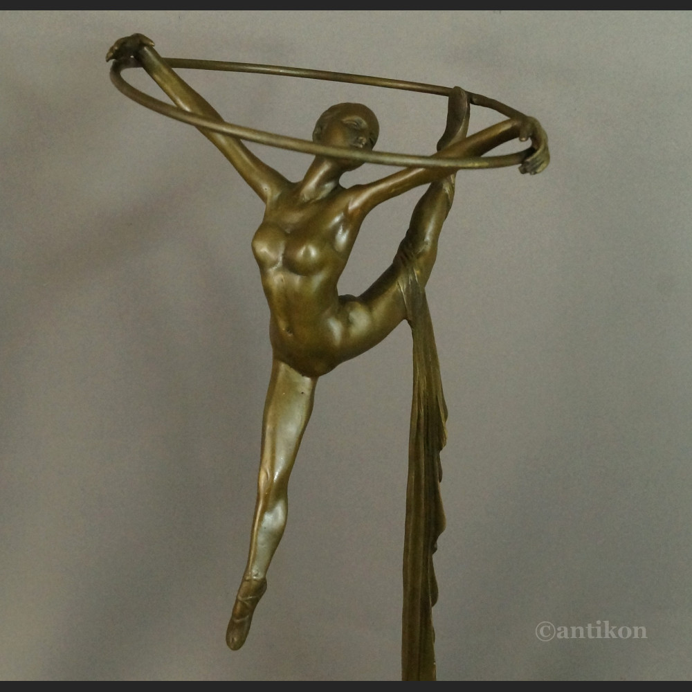 Duża tancerka z kołem rzeźba brąz 