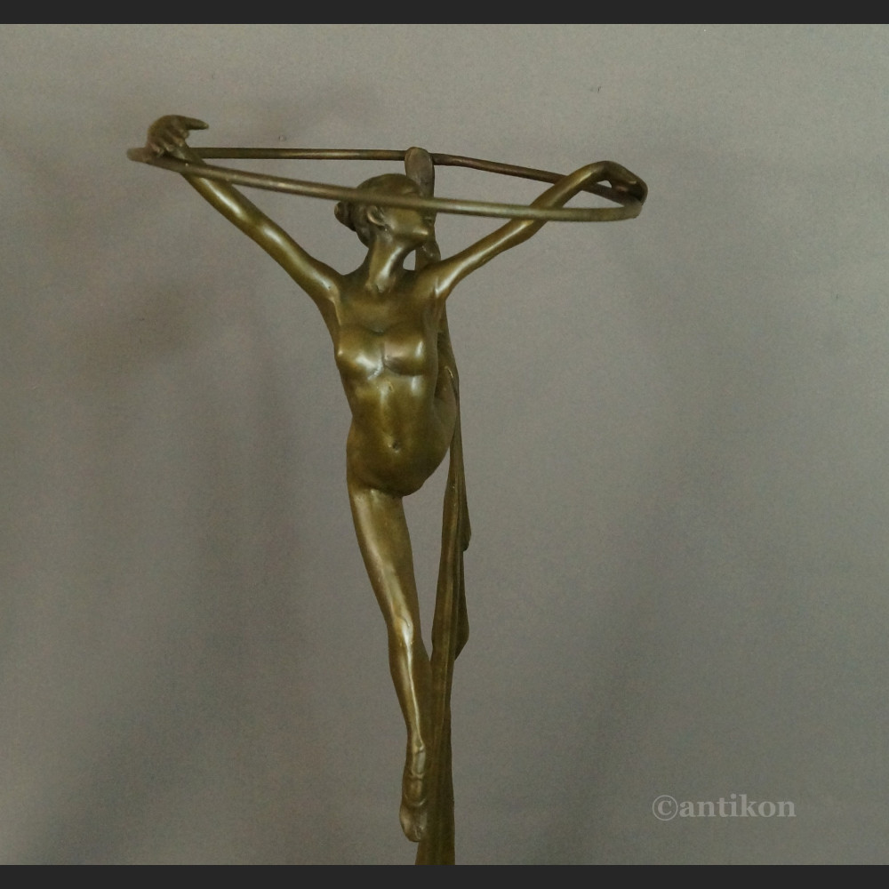 Duża tancerka z kołem rzeźba brąz 