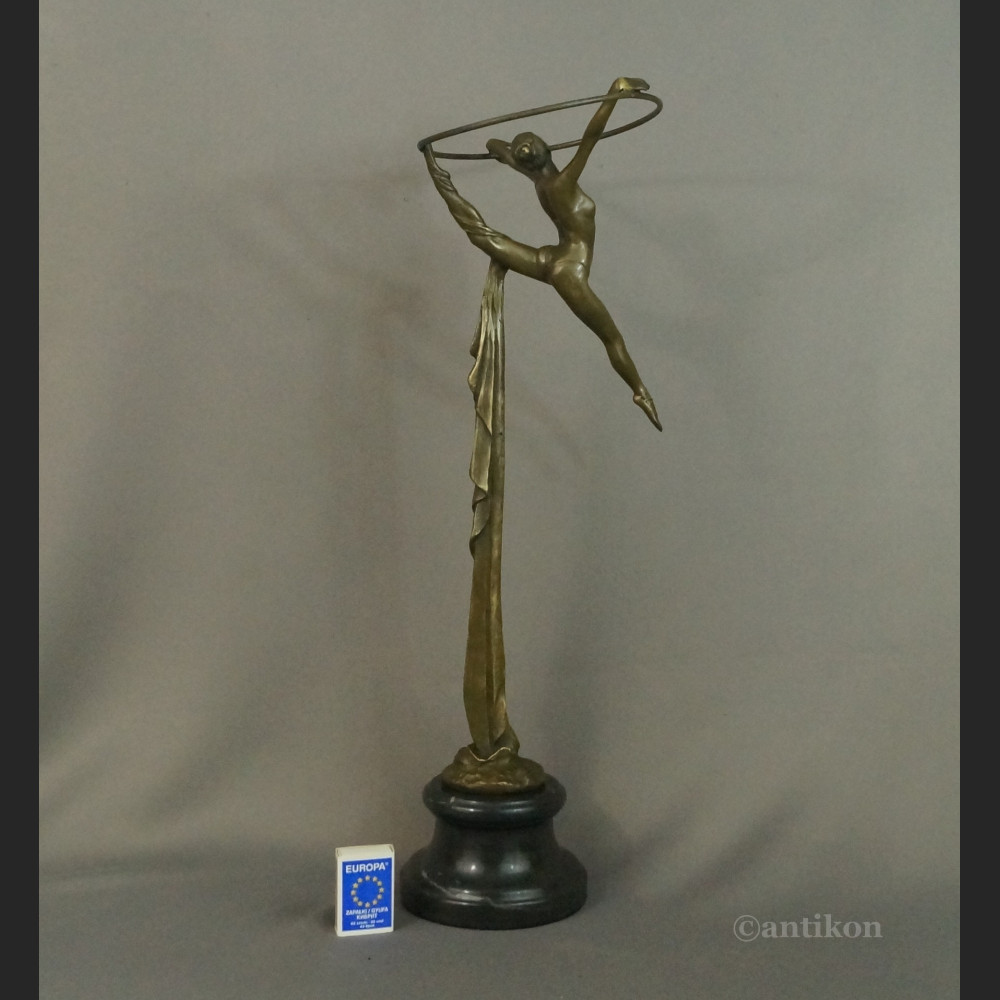 Duża tancerka z kołem rzeźba brąz 