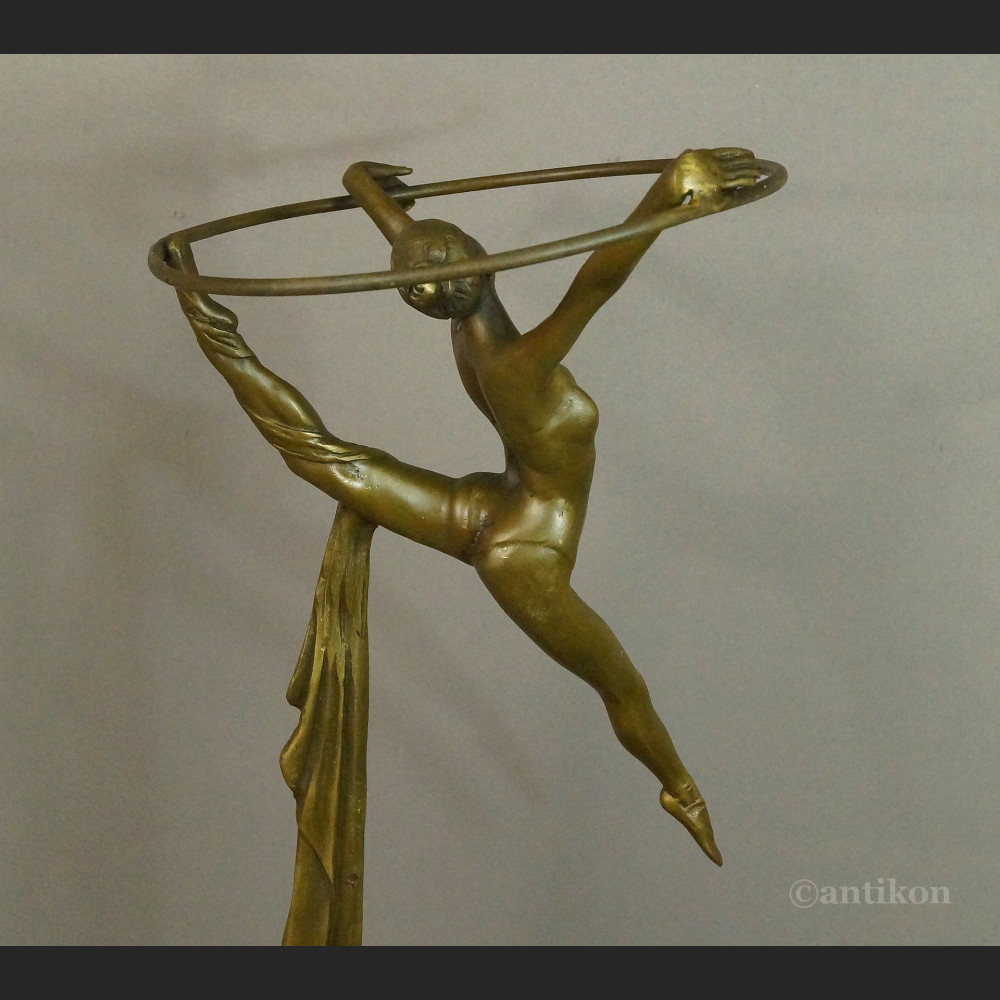 Duża tancerka z kołem rzeźba brąz 