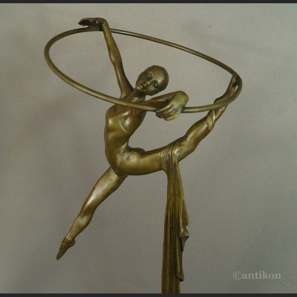 Duża tancerka z kołem rzeźba brąz 