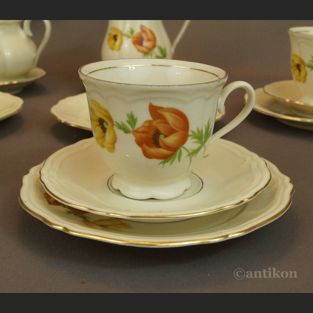 Stara filiżanka malowana w kwiaty 