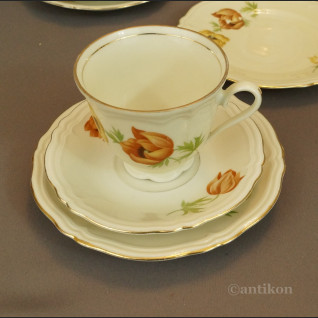 Stara filiżanka malowana w kwiaty 