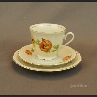 Stara filiżanka malowana w kwiaty 