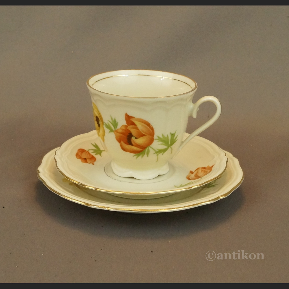 Stara filiżanka malowana w kwiaty 