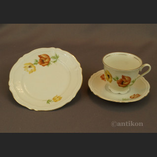 Stara filiżanka malowana w kwiaty 