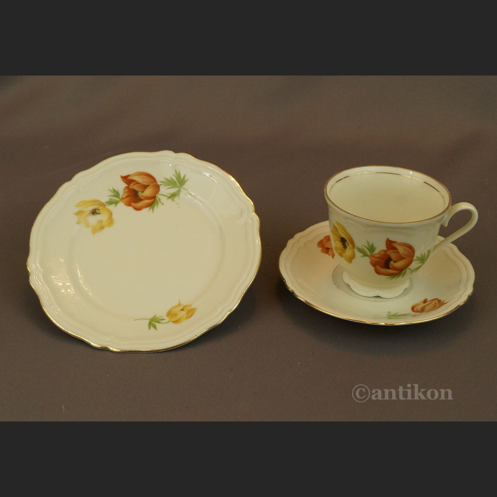 Stara filiżanka malowana w kwiaty 