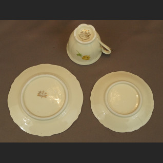 Stara filiżanka malowana w kwiaty 