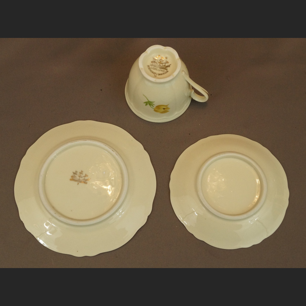 Stara filiżanka malowana w kwiaty 