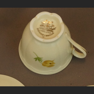 Stara filiżanka malowana w kwiaty 