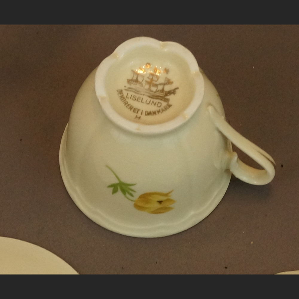 Stara filiżanka malowana w kwiaty 