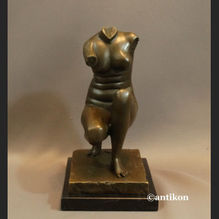 Akt tors kobiety Wenus modernistyczna rzeźba 