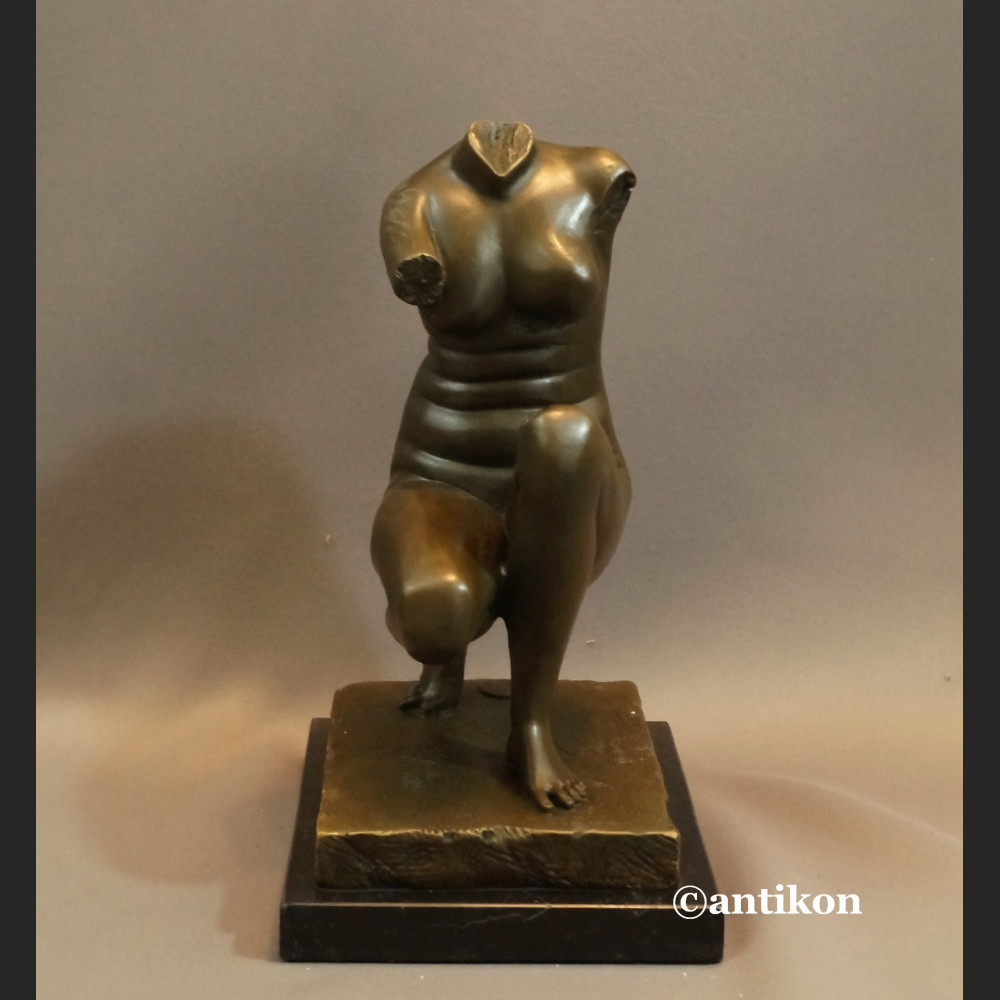 Akt tors kobiety Wenus modernistyczna rzeźba 