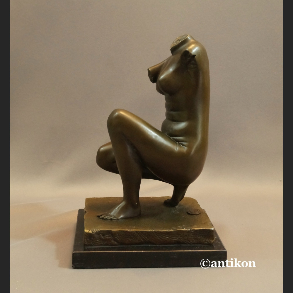 Akt tors kobiety Wenus modernistyczna rzeźba 