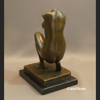 Akt tors kobiety Wenus modernistyczna rzeźba 
