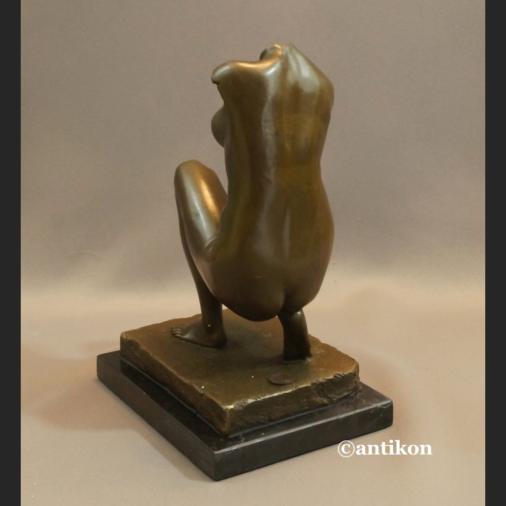 Akt tors kobiety Wenus modernistyczna rzeźba 