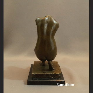 Akt tors kobiety Wenus modernistyczna rzeźba 