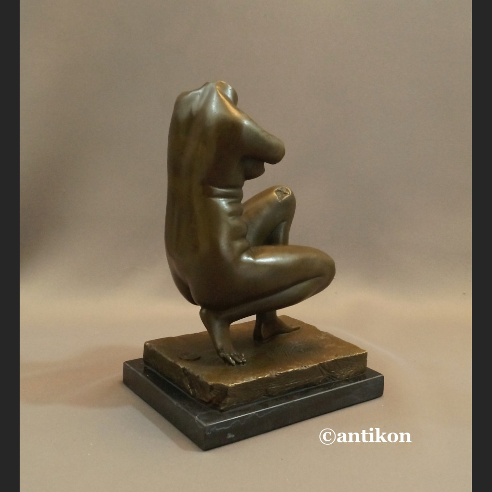 Akt tors kobiety Wenus modernistyczna rzeźba 