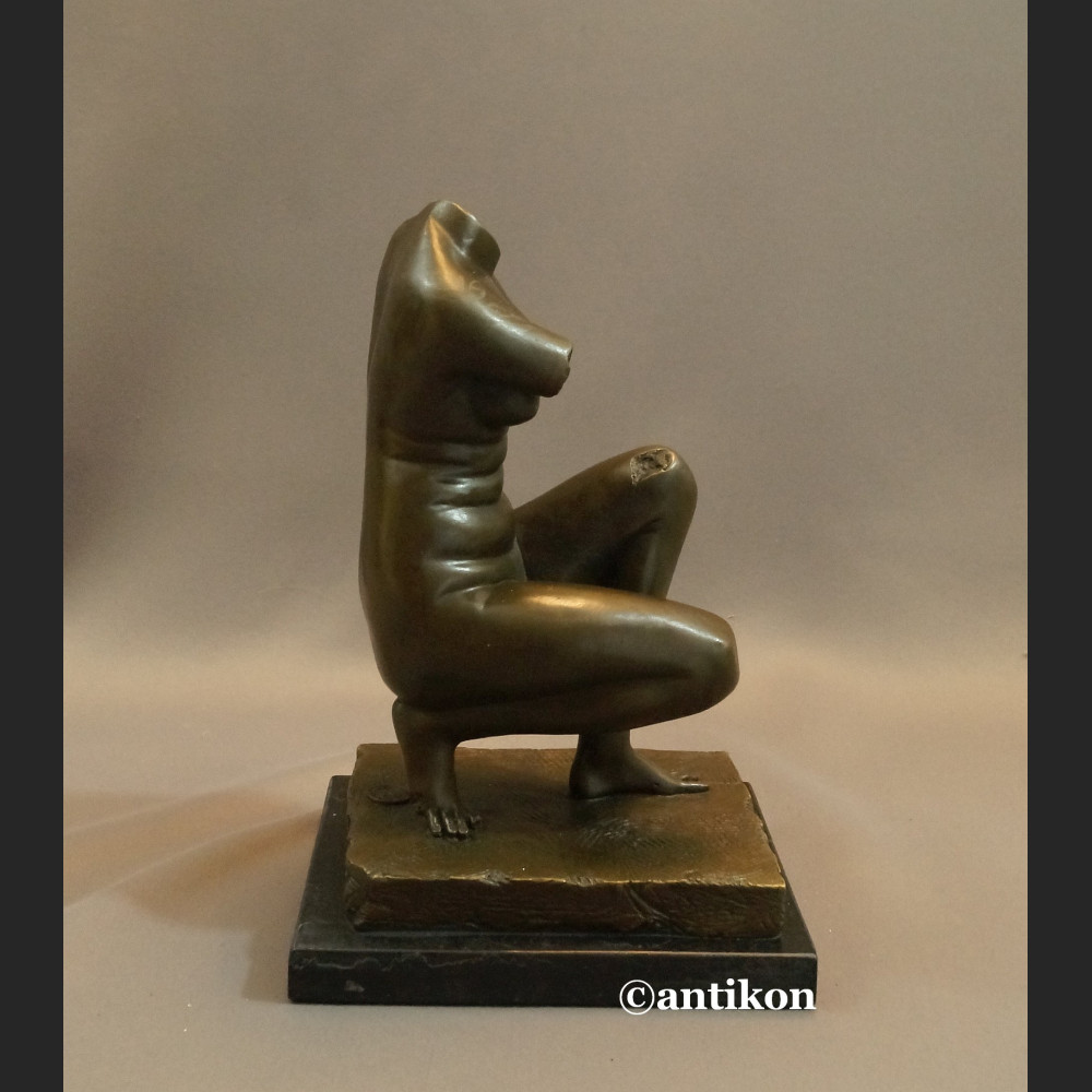 Akt tors kobiety Wenus modernistyczna rzeźba 