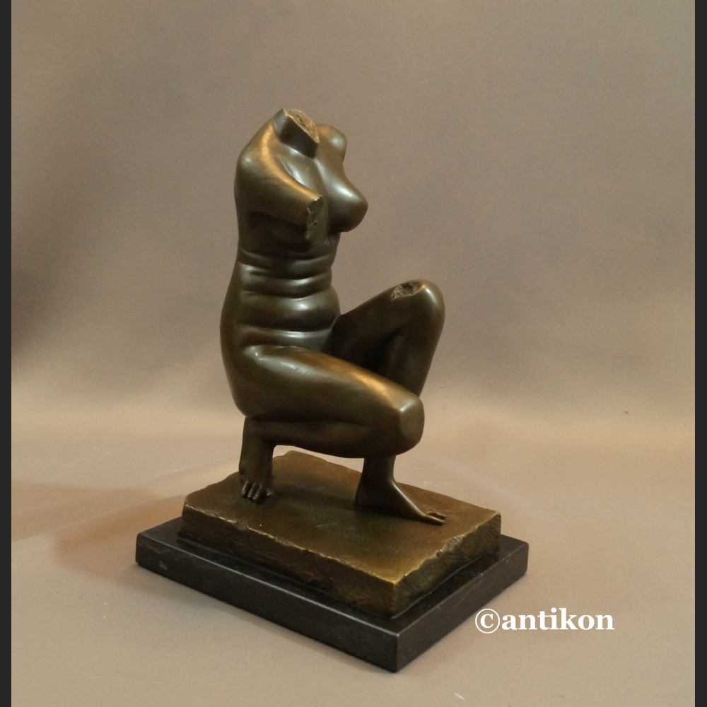 Akt tors kobiety Wenus modernistyczna rzeźba 