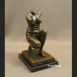 Akt tors kobiety Wenus modernistyczna rzeźba 