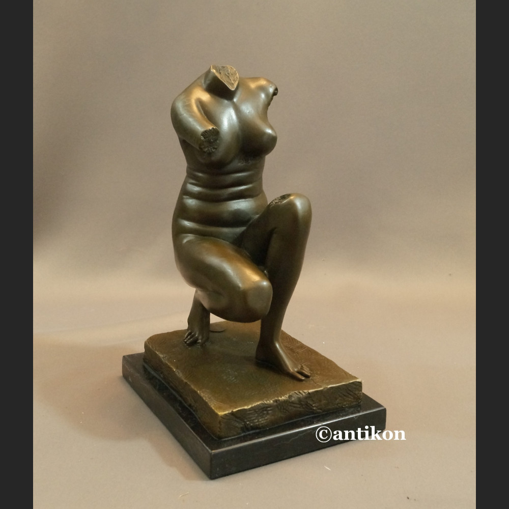 Akt tors kobiety Wenus modernistyczna rzeźba 