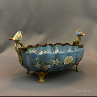 Żardiniera z porcelany z figurkami na prezent 