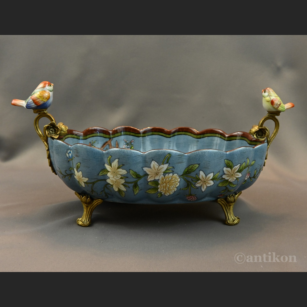 Żardiniera z porcelany z figurkami na prezent 