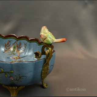 Żardiniera z porcelany z figurkami na prezent 