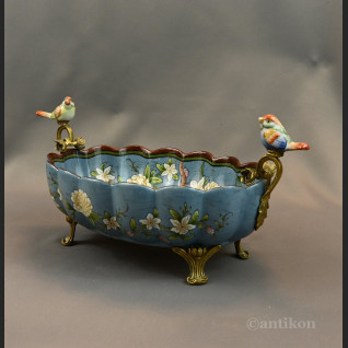 Żardiniera z porcelany z figurkami na prezent 