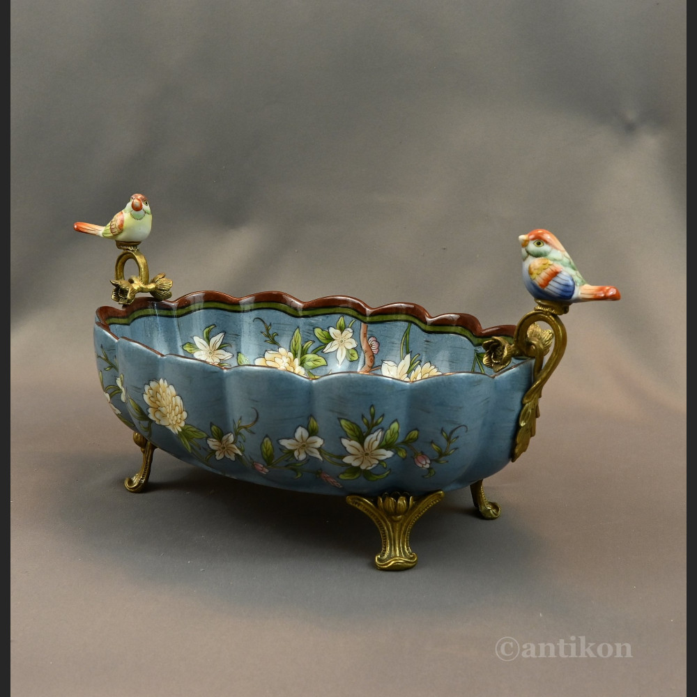 Żardiniera z porcelany z figurkami na prezent 