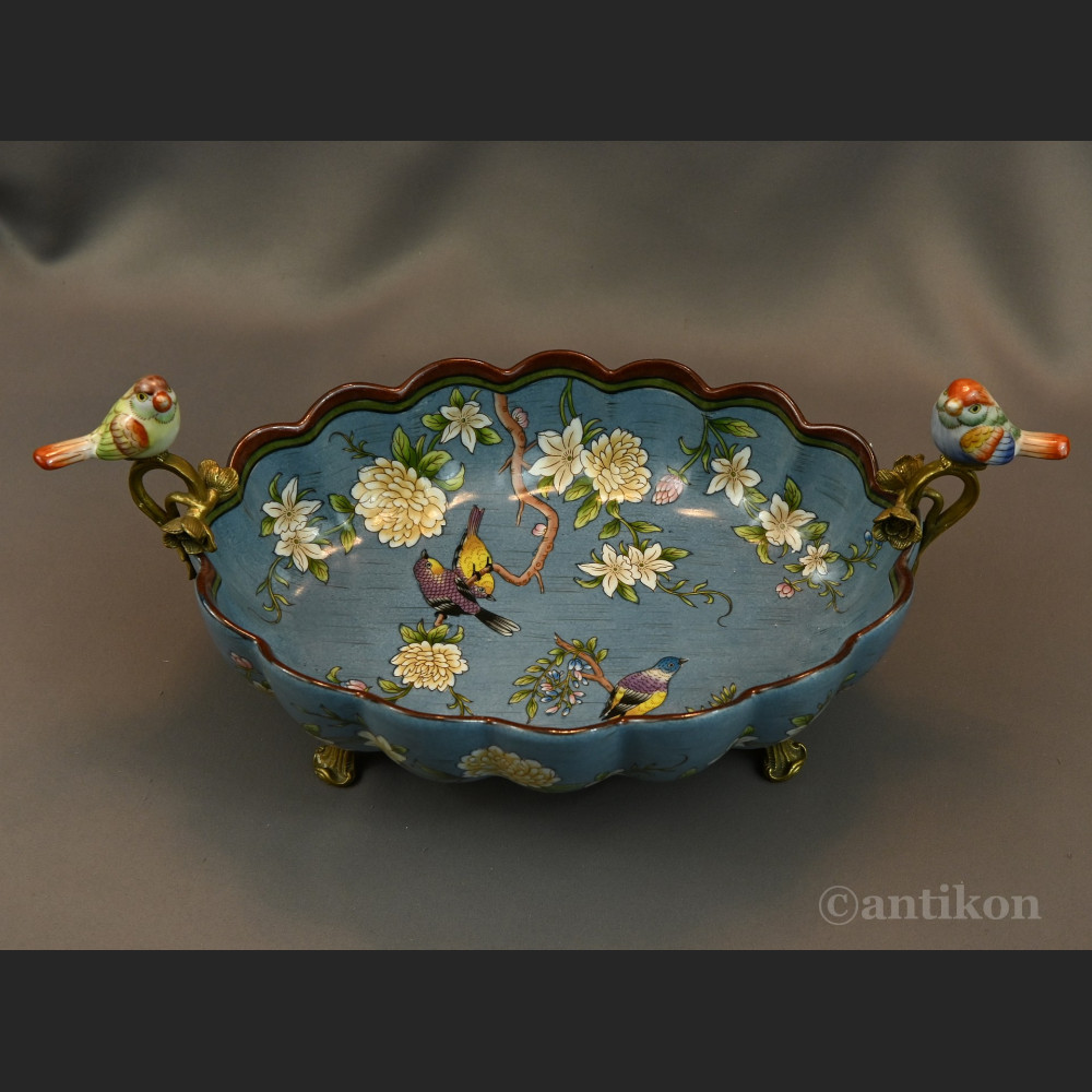 Żardiniera z porcelany z figurkami na prezent 