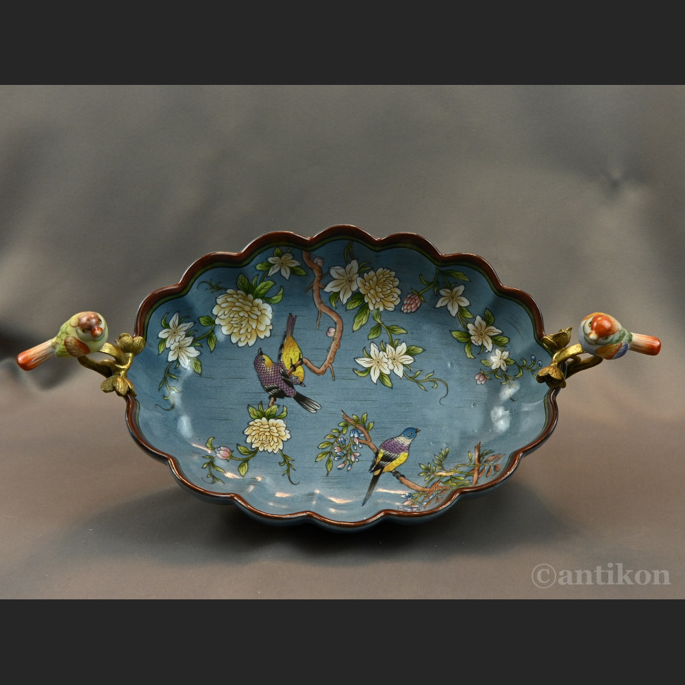 Żardiniera z porcelany z figurkami na prezent 