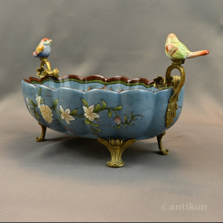 Żardiniera z porcelany z figurkami na prezent 