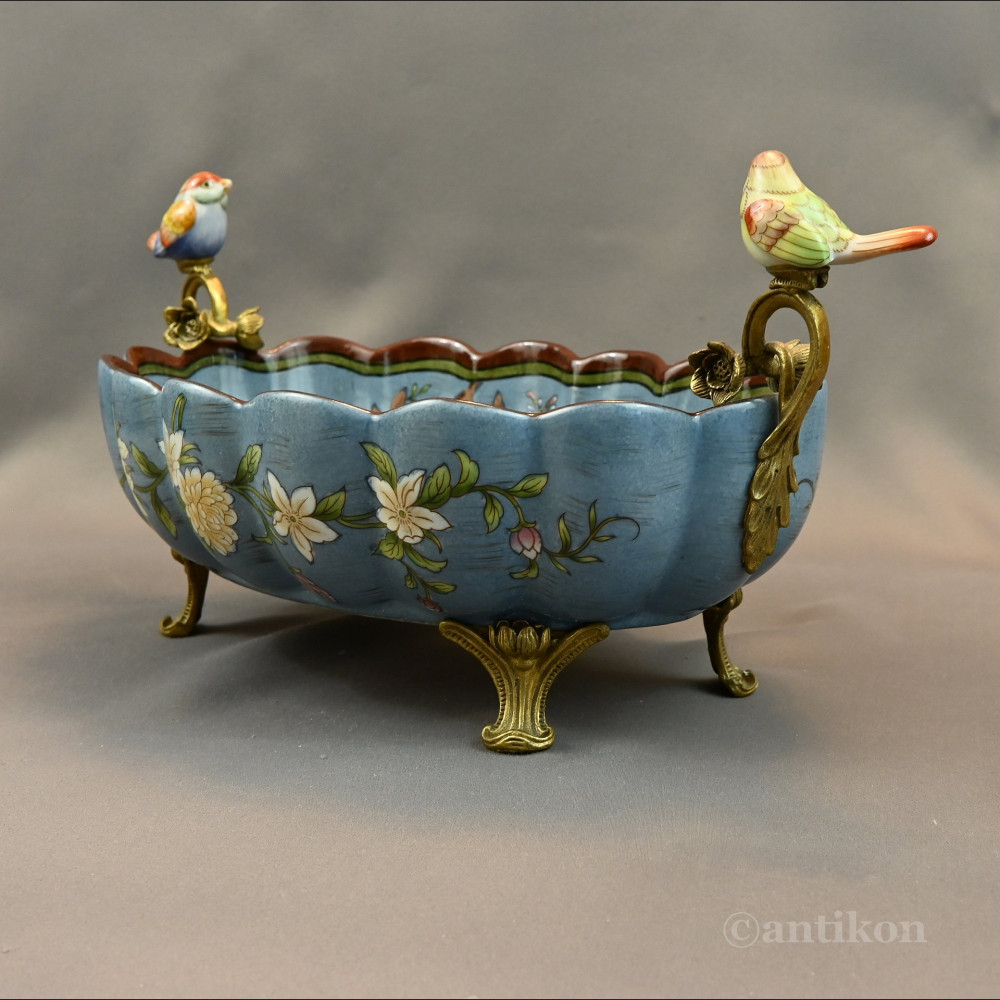 Żardiniera z porcelany z figurkami na prezent 