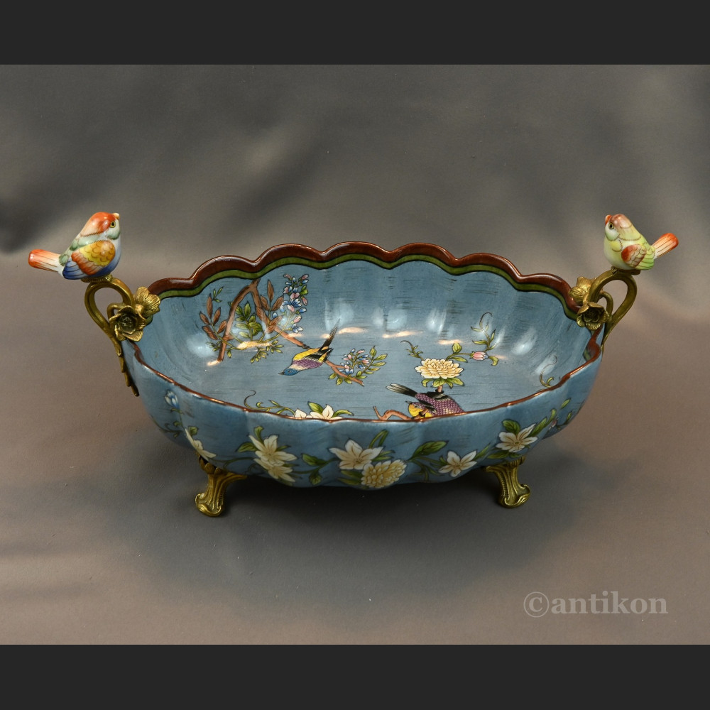 Żardiniera z porcelany z figurkami na prezent 