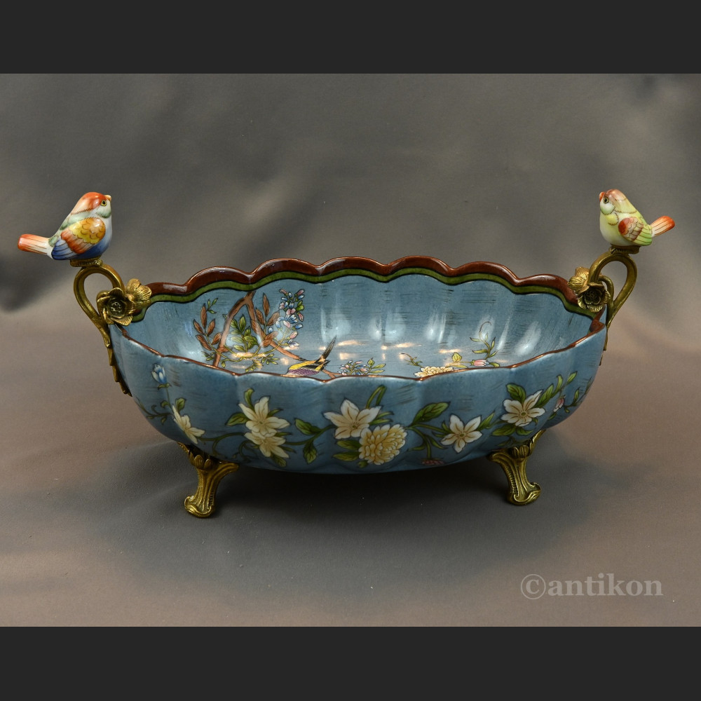 Żardiniera z porcelany z figurkami na prezent 