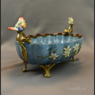 Żardiniera z porcelany z figurkami na prezent 