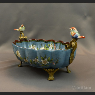 Żardiniera z porcelany z figurkami na prezent 