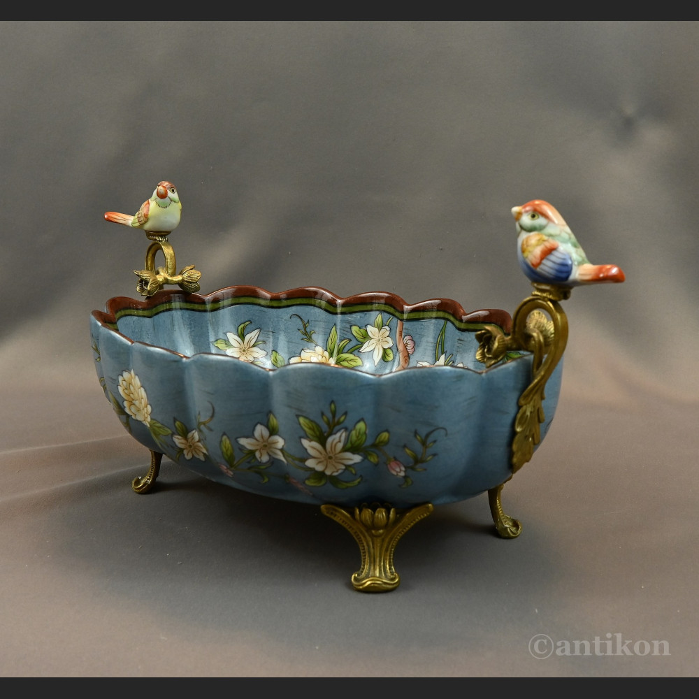 Żardiniera z porcelany z figurkami na prezent 