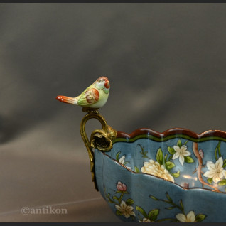 Żardiniera z porcelany z figurkami na prezent 