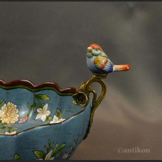 Żardiniera z porcelany z figurkami na prezent 