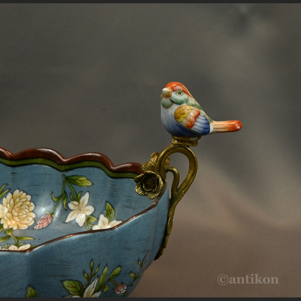 Żardiniera z porcelany z figurkami na prezent 