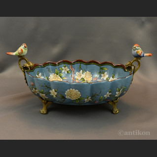 Żardiniera z porcelany z figurkami na prezent 