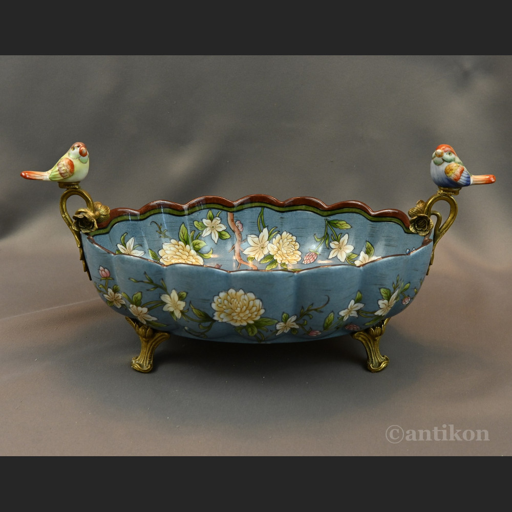 Żardiniera z porcelany z figurkami na prezent 