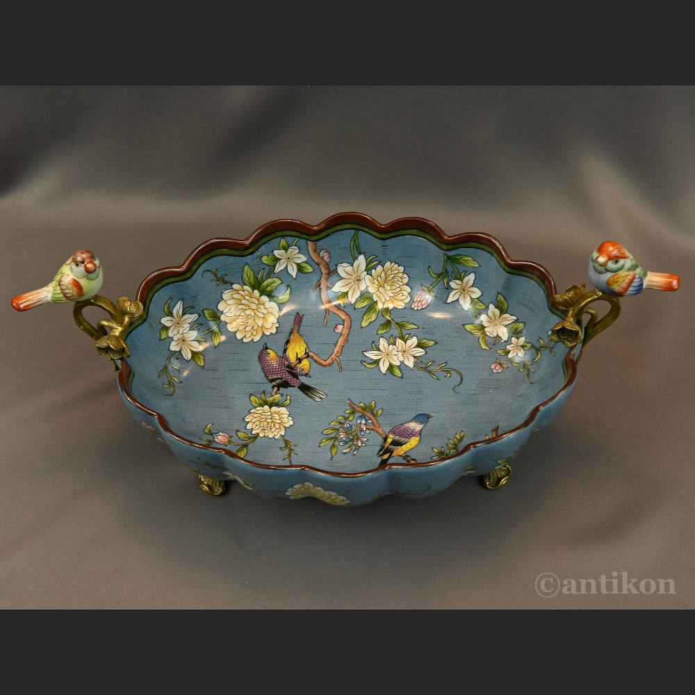 Żardiniera z porcelany z figurkami na prezent 