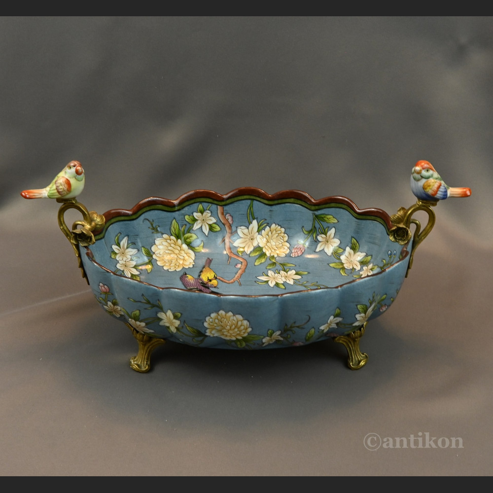 Żardiniera z porcelany z figurkami na prezent 