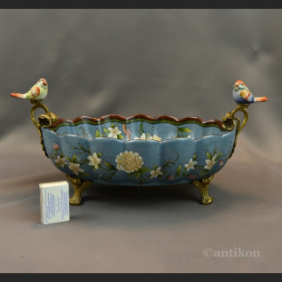 Żardiniera z porcelany z figurkami na prezent 