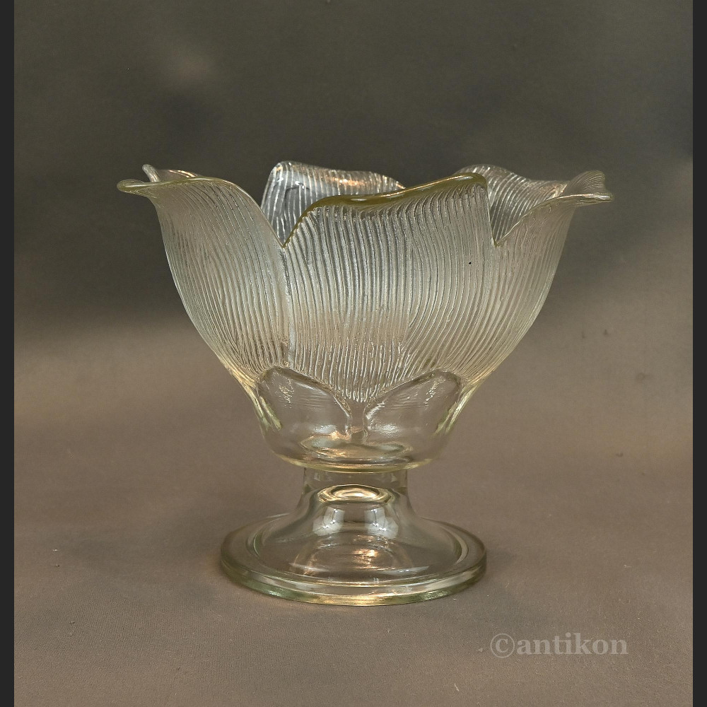 Szklana cukiernica na nóżce 